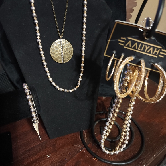 Elegant Jewelry Collection with Gold and Pearl Accents - Picture 4 of 5